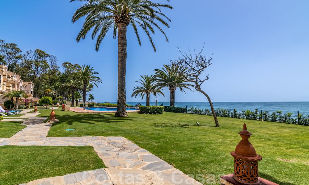 Se vende casa adosada, en primera línea de playa y a poca distancia del centro de Estepona 40844