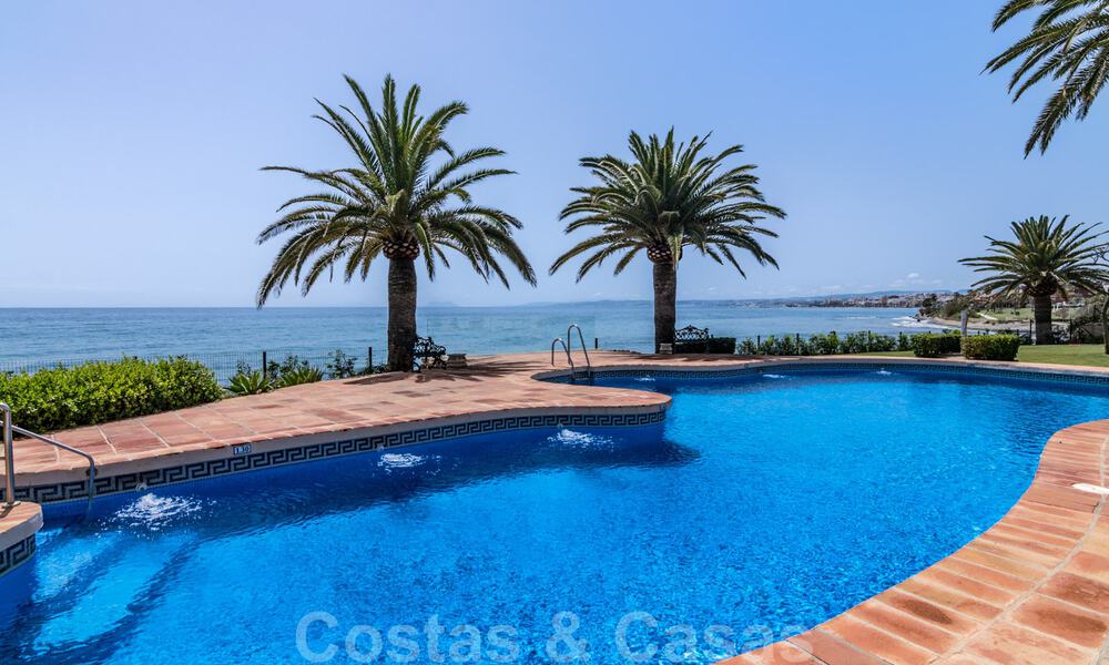 Se vende casa adosada, en primera línea de playa y a poca distancia del centro de Estepona 40847
