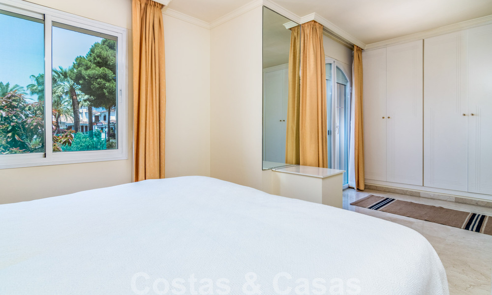 Se vende casa adosada, en primera línea de playa y a poca distancia del centro de Estepona 40849