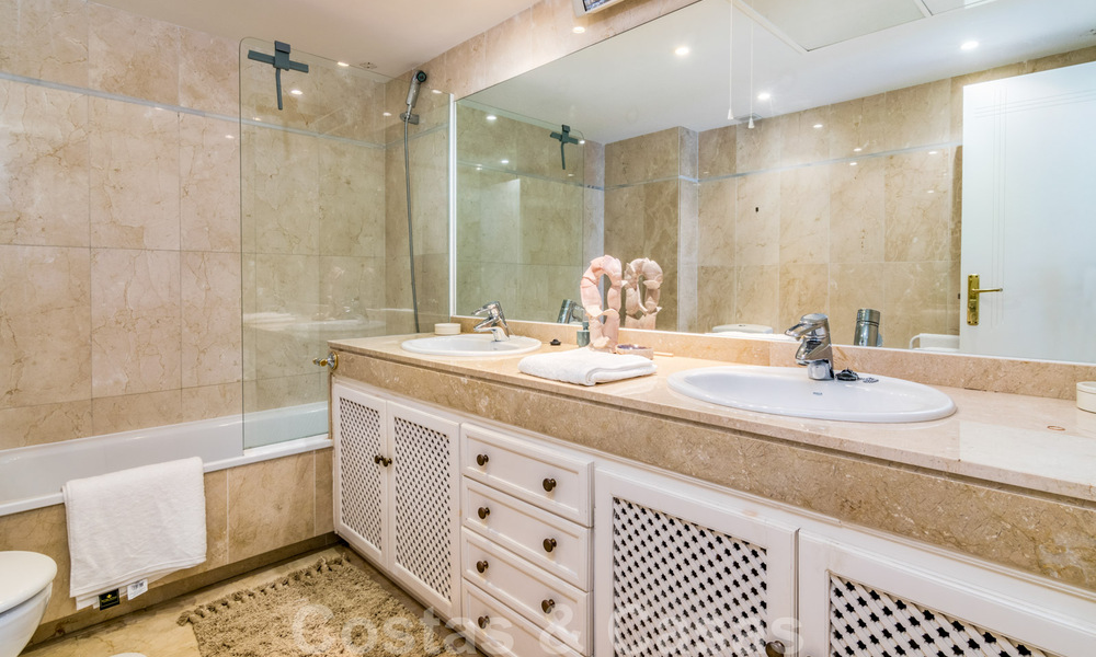 Se vende casa adosada, en primera línea de playa y a poca distancia del centro de Estepona 40850