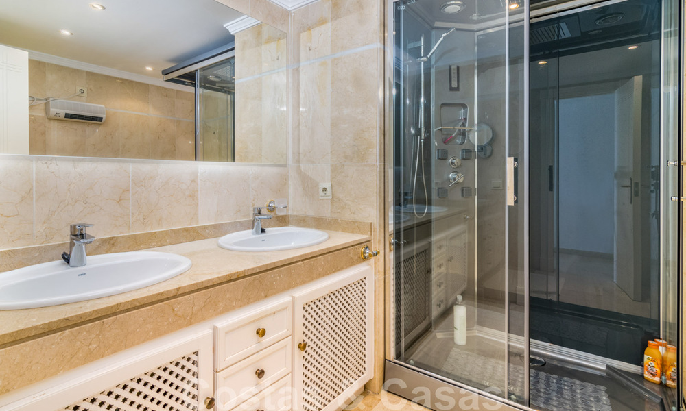 Se vende casa adosada, en primera línea de playa y a poca distancia del centro de Estepona 40852