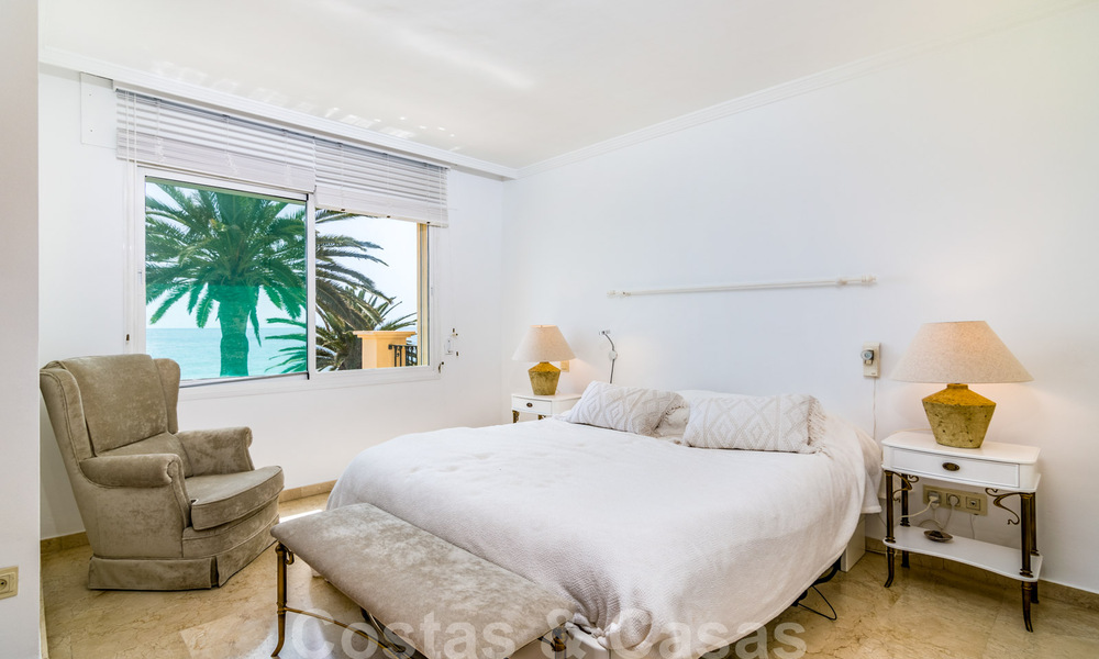 Se vende casa adosada, en primera línea de playa y a poca distancia del centro de Estepona 40853