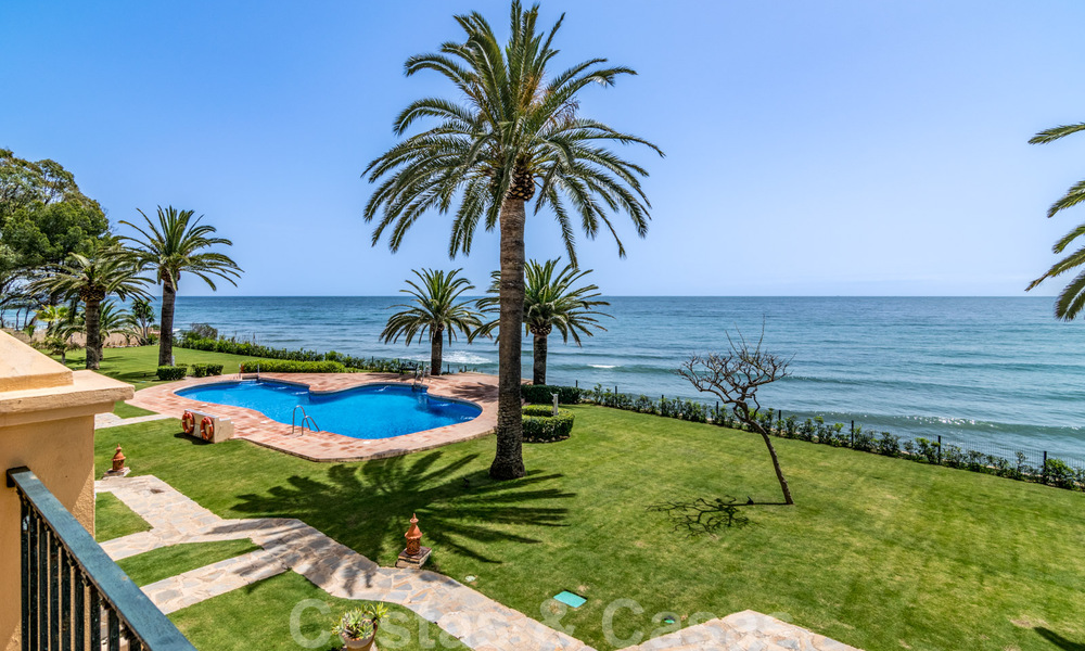 Se vende casa adosada, en primera línea de playa y a poca distancia del centro de Estepona 40856