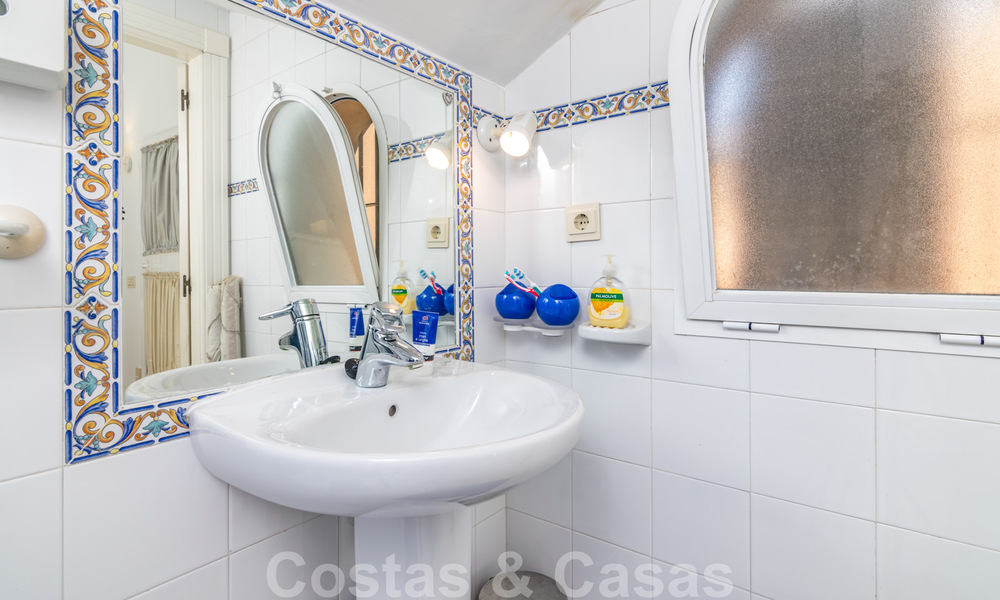 Se vende casa adosada, en primera línea de playa y a poca distancia del centro de Estepona 40858