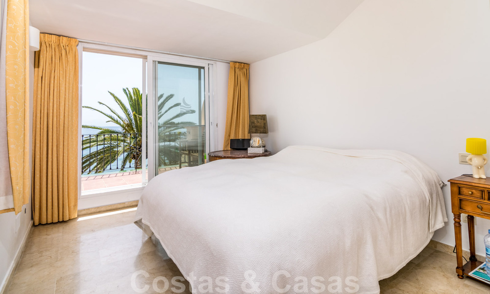 Se vende casa adosada, en primera línea de playa y a poca distancia del centro de Estepona 40859