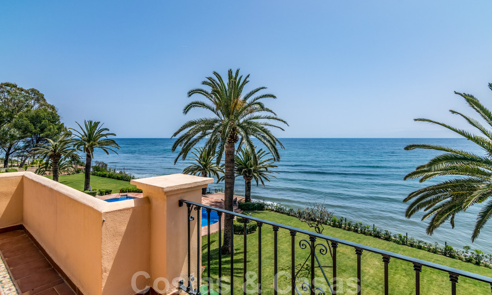 Se vende casa adosada, en primera línea de playa y a poca distancia del centro de Estepona 40861
