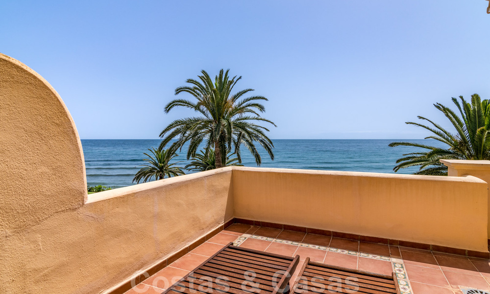 Se vende casa adosada, en primera línea de playa y a poca distancia del centro de Estepona 40867