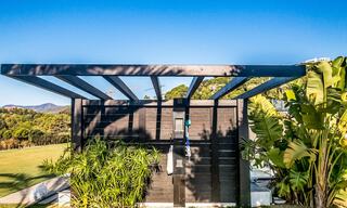 Villa de diseño en venta con vistas panorámicas al mar en un prestigioso complejo de golf en Benahavis - Marbella 40936 