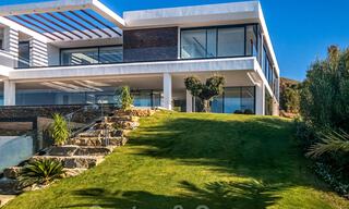 Villa de diseño en venta con vistas panorámicas al mar en un prestigioso complejo de golf en Benahavis - Marbella 40937 
