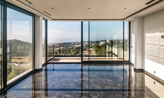 Villa de diseño en venta con vistas panorámicas al mar en un prestigioso complejo de golf en Benahavis - Marbella 40939 
