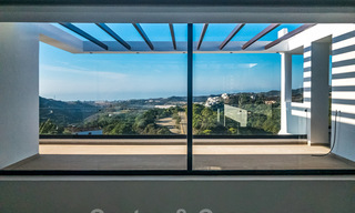 Villa de diseño en venta con vistas panorámicas al mar en un prestigioso complejo de golf en Benahavis - Marbella 40940 
