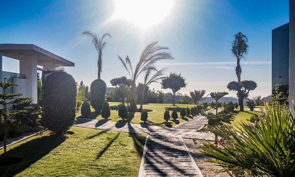 Villa de diseño en venta con vistas panorámicas al mar en un prestigioso complejo de golf en Benahavis - Marbella 40942