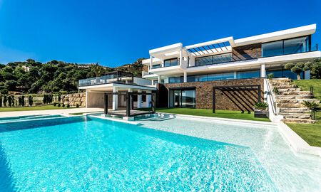 Villa de diseño en venta con vistas panorámicas al mar en un prestigioso complejo de golf en Benahavis - Marbella 40943