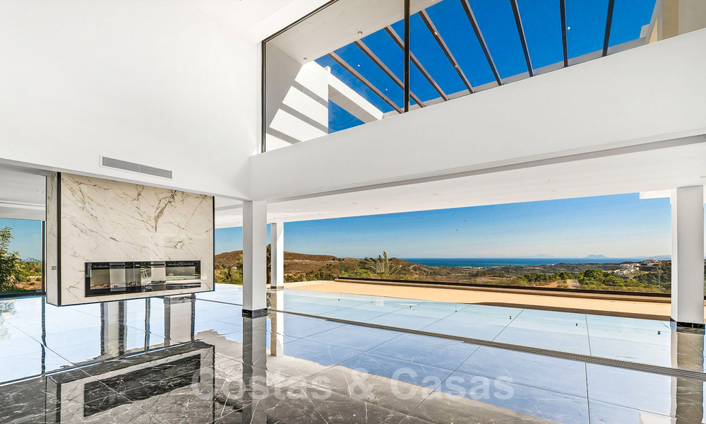 Villa de diseño en venta con vistas panorámicas al mar en un prestigioso complejo de golf en Benahavis - Marbella 40945