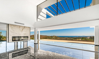 Villa de diseño en venta con vistas panorámicas al mar en un prestigioso complejo de golf en Benahavis - Marbella 40945 