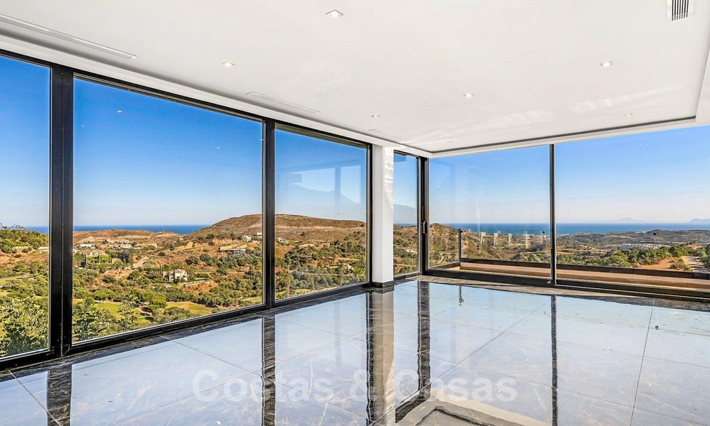 Villa de diseño en venta con vistas panorámicas al mar en un prestigioso complejo de golf en Benahavis - Marbella 40946