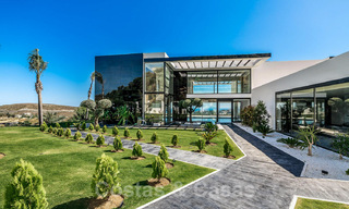Villa de diseño en venta con vistas panorámicas al mar en un prestigioso complejo de golf en Benahavis - Marbella 40948 