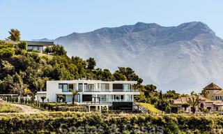 Villa de diseño en venta con vistas panorámicas al mar en un prestigioso complejo de golf en Benahavis - Marbella 40949 