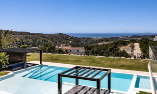 Villa de diseño en venta con vistas panorámicas al mar en un prestigioso complejo de golf en Benahavis - Marbella 40950 