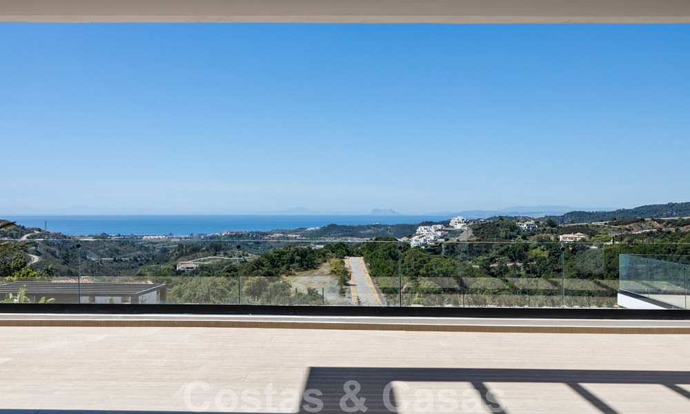 Villa de diseño en venta con vistas panorámicas al mar en un prestigioso complejo de golf en Benahavis - Marbella 40951