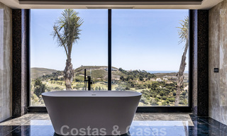 Villa de diseño en venta con vistas panorámicas al mar en un prestigioso complejo de golf en Benahavis - Marbella 40952 