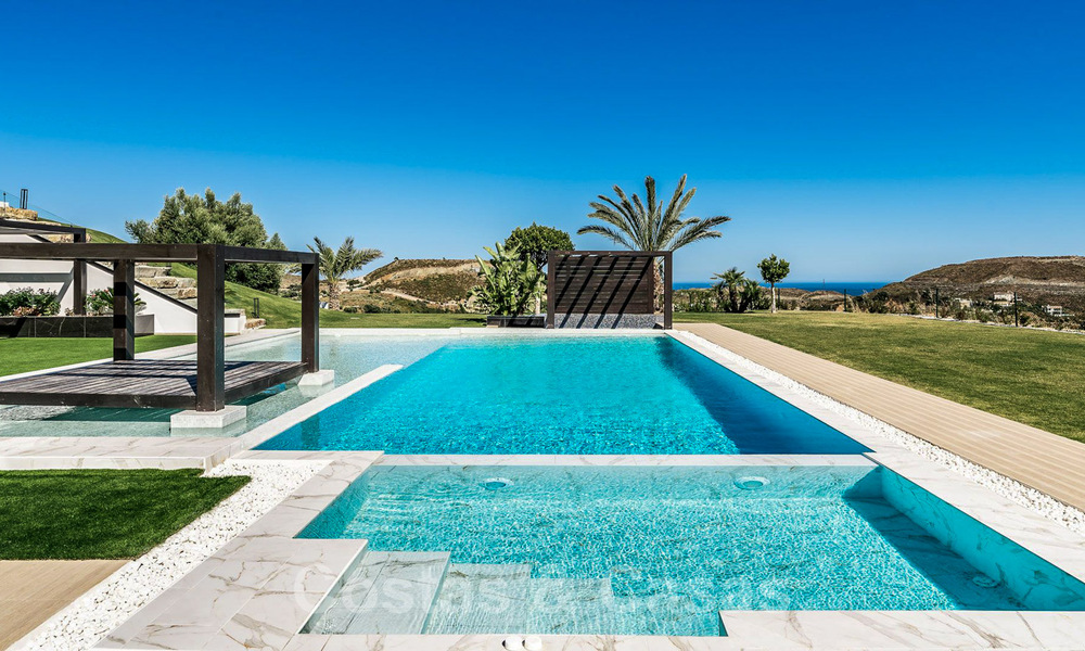 Villa de diseño en venta con vistas panorámicas al mar en un prestigioso complejo de golf en Benahavis - Marbella 40955