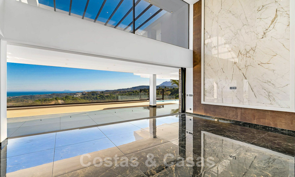 Villa de diseño en venta con vistas panorámicas al mar en un prestigioso complejo de golf en Benahavis - Marbella 40956