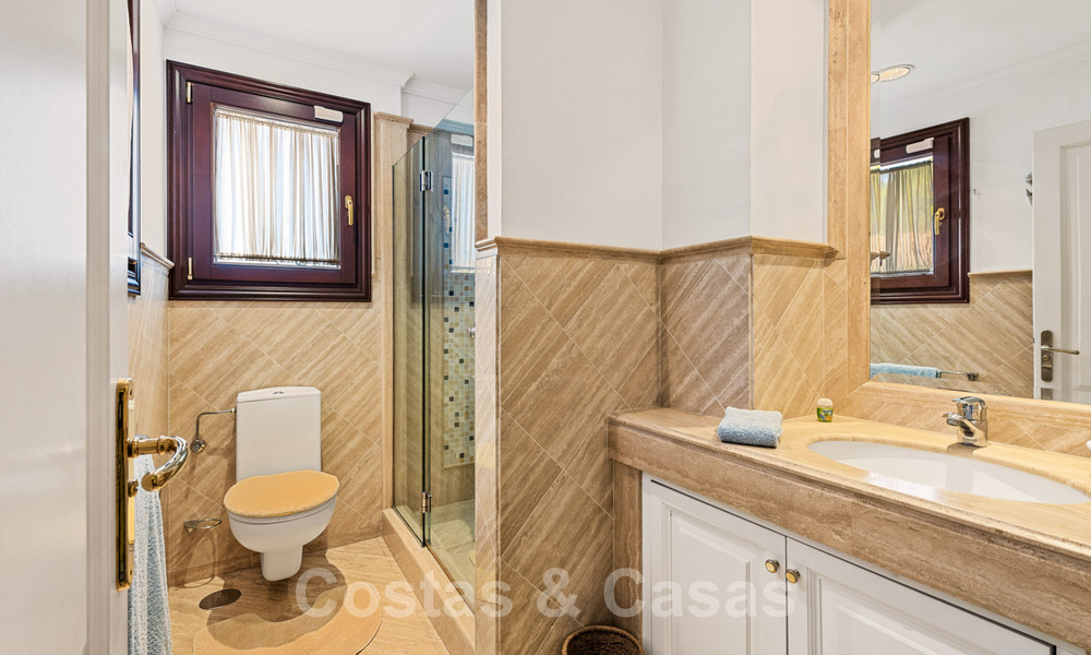 Se vende apartamento de lujo en urbanización cerrada y club de golf cerca del centro de Marbella 40961