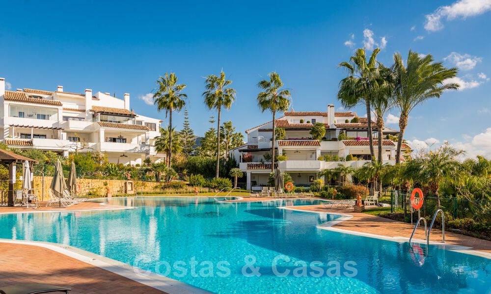 Se vende apartamento de lujo en urbanización cerrada y club de golf cerca del centro de Marbella 40973