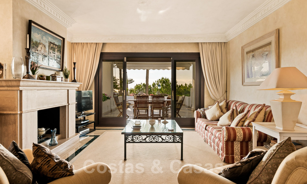 Se vende apartamento de lujo en urbanización cerrada y club de golf cerca del centro de Marbella 40975