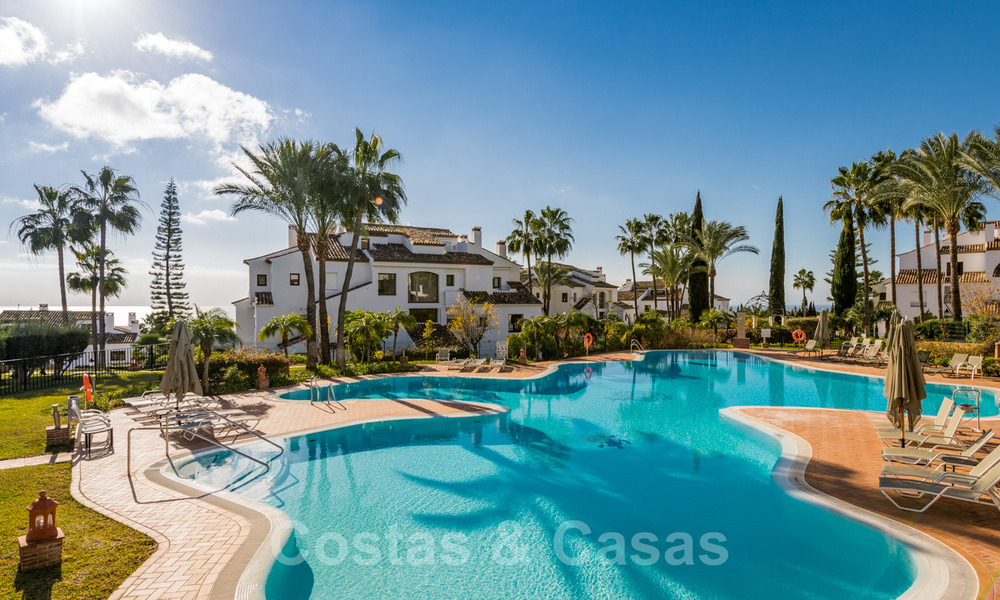 Se vende apartamento de lujo en urbanización cerrada y club de golf cerca del centro de Marbella 40981