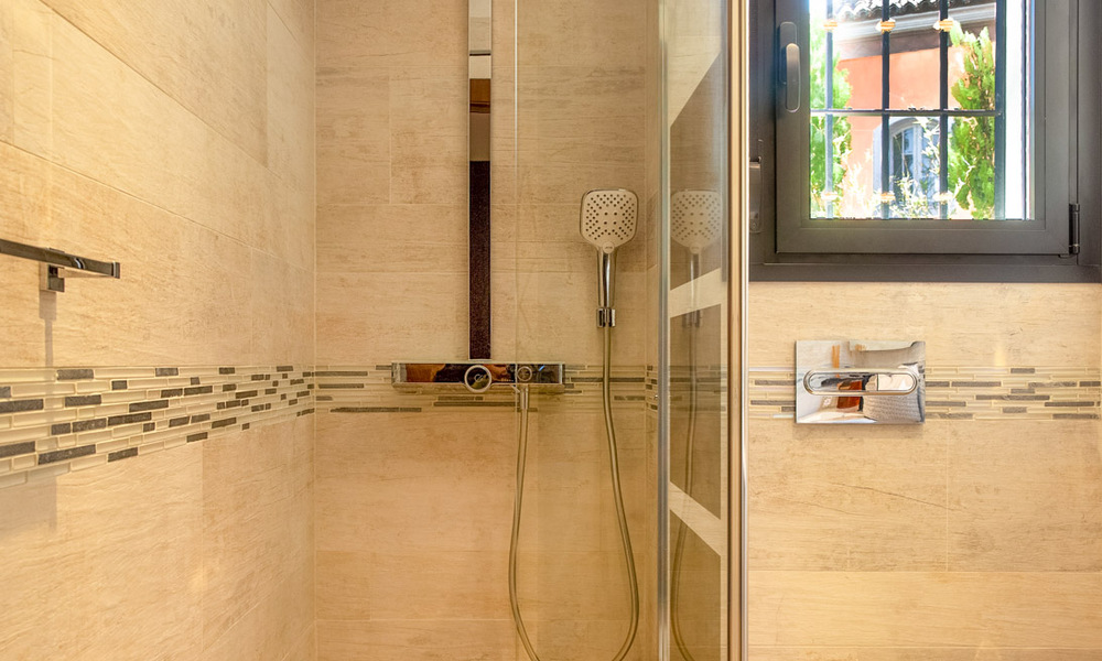 Villa de lujo contemporánea y mediterránea en venta en el valle del golf de Nueva Andalucía, Marbella 41005