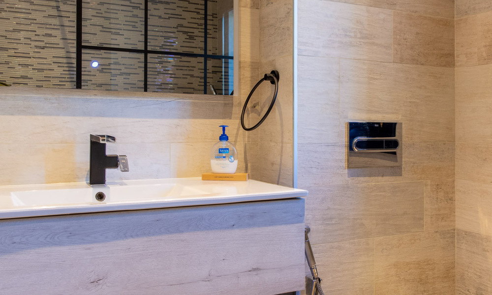 Villa de lujo contemporánea y mediterránea en venta en el valle del golf de Nueva Andalucía, Marbella 41008