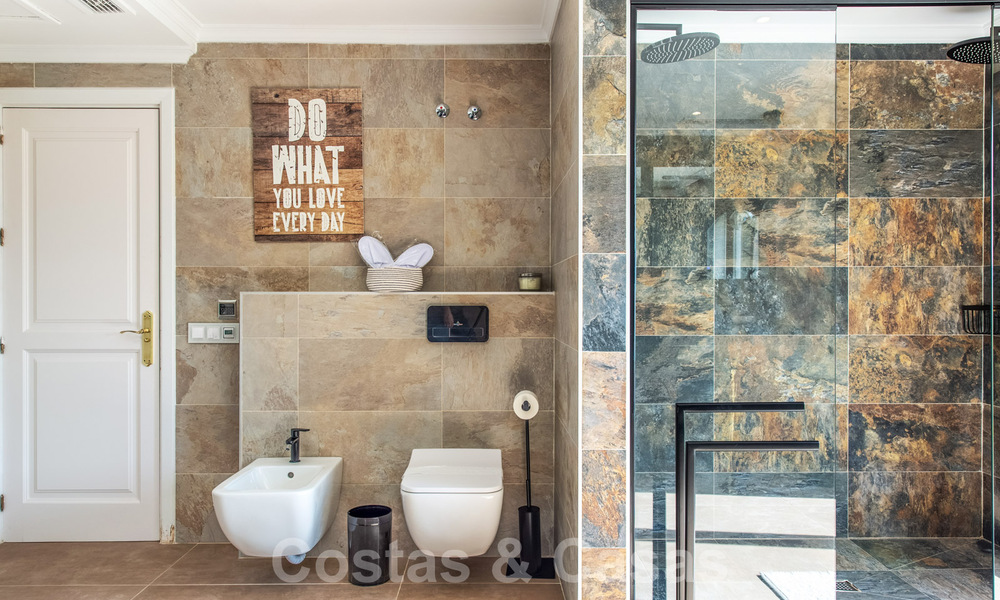 Villa de lujo contemporánea y mediterránea en venta en el valle del golf de Nueva Andalucía, Marbella 41018