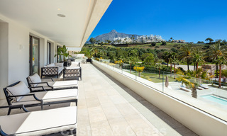 Lujoso y exclusivo ático con enorme solárium y piscina privada en venta en Marbella, Milla de Oro 41104 