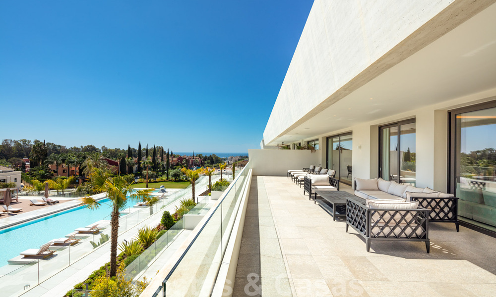 Lujoso y exclusivo ático con enorme solárium y piscina privada en venta en Marbella, Milla de Oro 41105