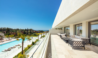 Lujoso y exclusivo ático con enorme solárium y piscina privada en venta en Marbella, Milla de Oro 41105 