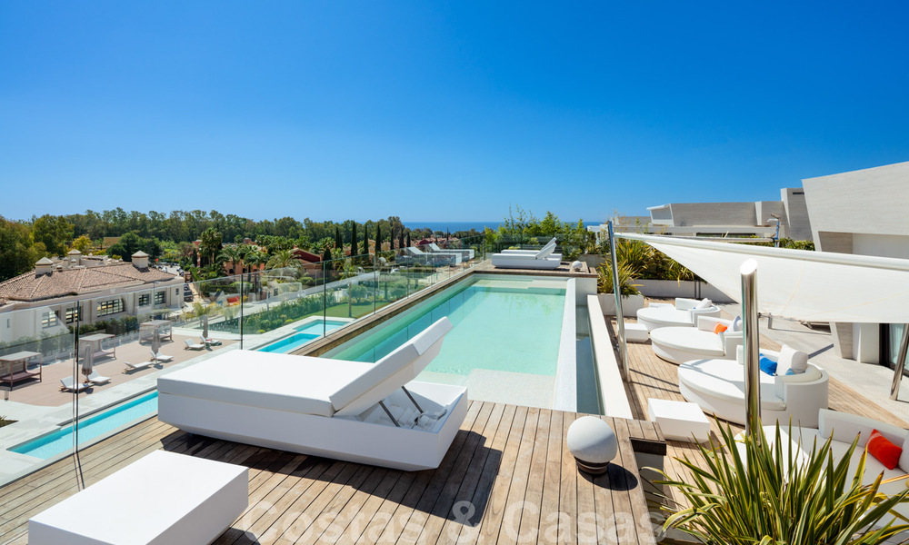 Lujoso y exclusivo ático con enorme solárium y piscina privada en venta en Marbella, Milla de Oro 41106