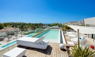 Lujoso y exclusivo ático con enorme solárium y piscina privada en venta en Marbella, Milla de Oro 41106 