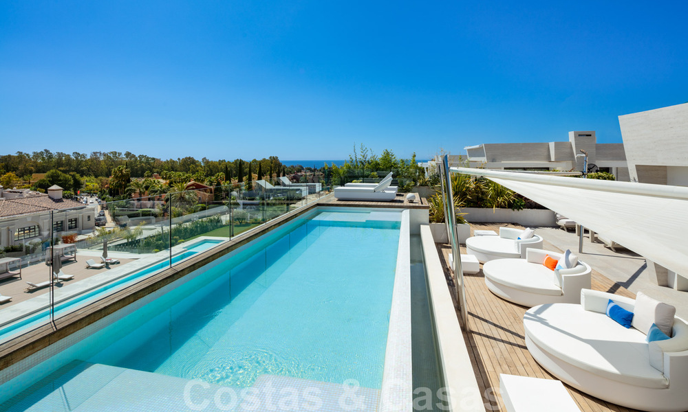 Lujoso y exclusivo ático con enorme solárium y piscina privada en venta en Marbella, Milla de Oro 41107