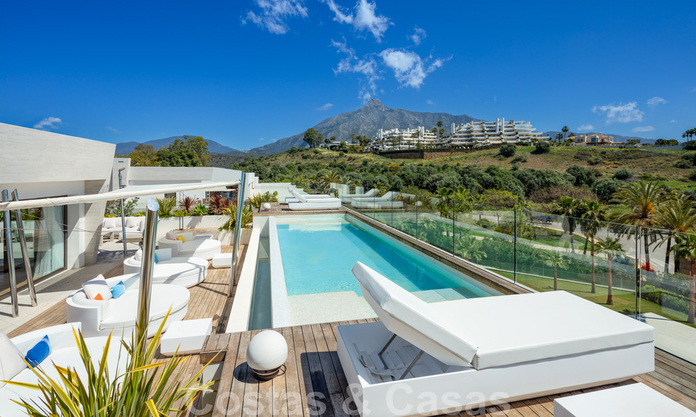 Lujoso y exclusivo ático con enorme solárium y piscina privada en venta en Marbella, Milla de Oro 41108