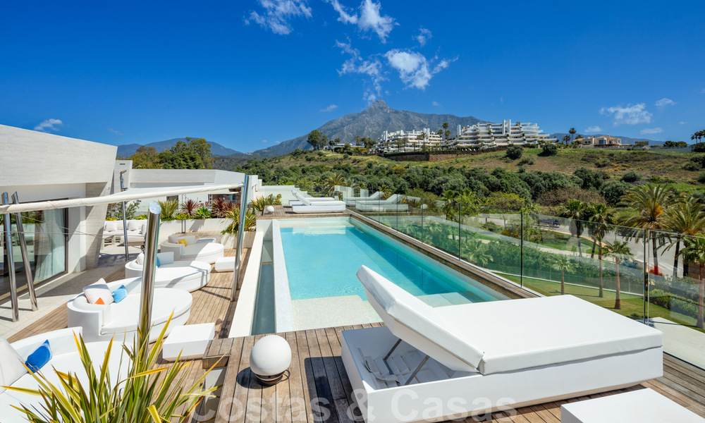 Lujoso y exclusivo ático con enorme solárium y piscina privada en venta en Marbella, Milla de Oro 41108