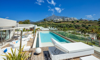 Lujoso y exclusivo ático con enorme solárium y piscina privada en venta en Marbella, Milla de Oro 41108 
