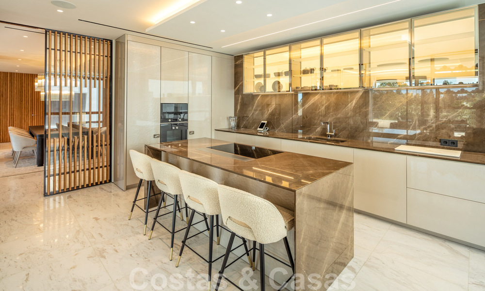 Lujoso y exclusivo ático con enorme solárium y piscina privada en venta en Marbella, Milla de Oro 41116