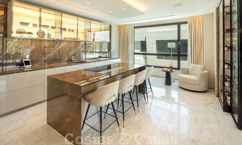 Lujoso y exclusivo ático con enorme solárium y piscina privada en venta en Marbella, Milla de Oro 41117