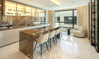 Lujoso y exclusivo ático con enorme solárium y piscina privada en venta en Marbella, Milla de Oro 41117 