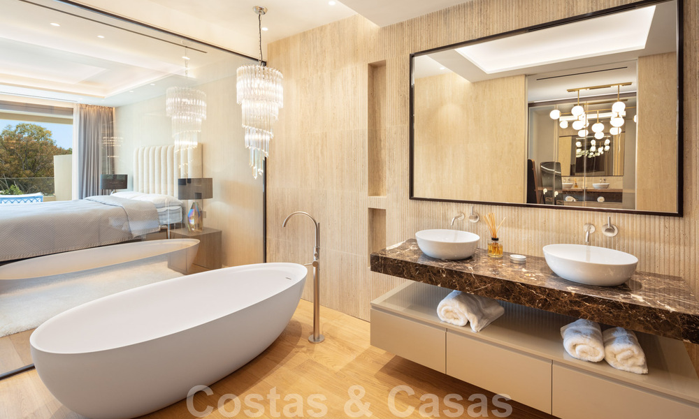 Lujoso y exclusivo ático con enorme solárium y piscina privada en venta en Marbella, Milla de Oro 41122