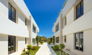 Lujoso y exclusivo ático con enorme solárium y piscina privada en venta en Marbella, Milla de Oro 41126 