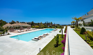 Lujoso y exclusivo ático con enorme solárium y piscina privada en venta en Marbella, Milla de Oro 41127 