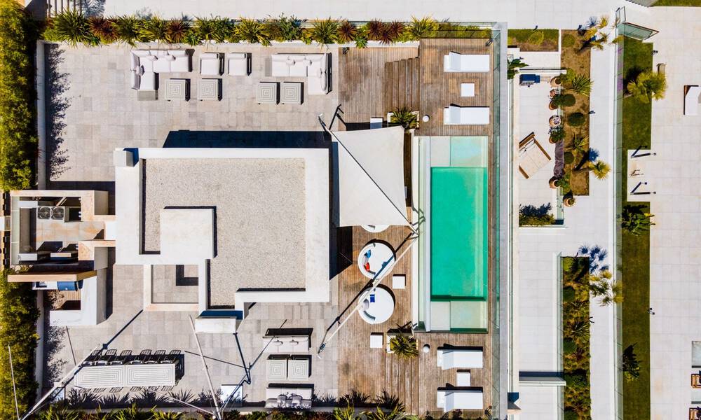 Lujoso y exclusivo ático con enorme solárium y piscina privada en venta en Marbella, Milla de Oro 41129